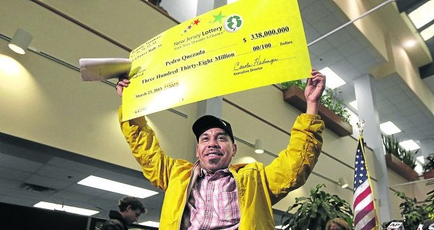 Pedro Quezada, pletórico, en marzo de 2013, cuando ganó 338 millones de dólares en la lotería más popular del país. Desde entonces, apenas ha vuelto a sonreir./ julio cortez
