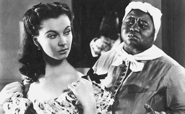 Vivien Leigh y Hattie McDaniel (d), en una escena de la película "Lo que el viento se llevó"./Archivo