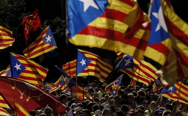 Esteladas y alguna cruz occitana en la manifestación de la Diada 2017./AFP