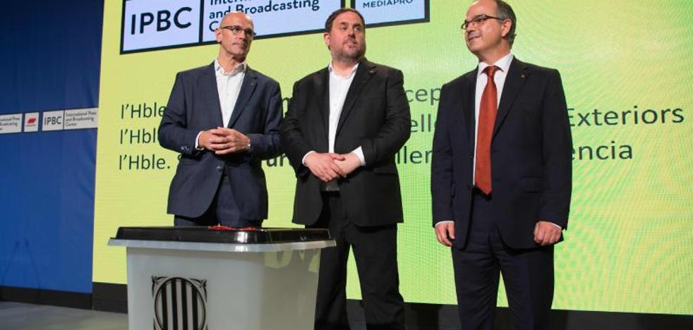 La Generalitat exhibe una urna y garantiza el voto el domingo