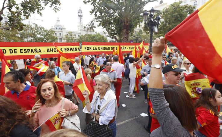 Cientos de personas defienden la unidad de España en la plaza del Ayuntamiento de Valencia