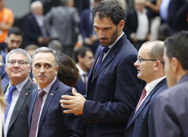 Jorge Garbajosa conversa con Patrick Baumann, secretario general de la FIBA, durante la inauguración de L'Alqueria del Basket. / jesús signes