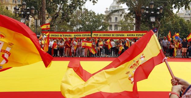 La concentración de la mañana se llenó de banderas españolas. / manuel molines