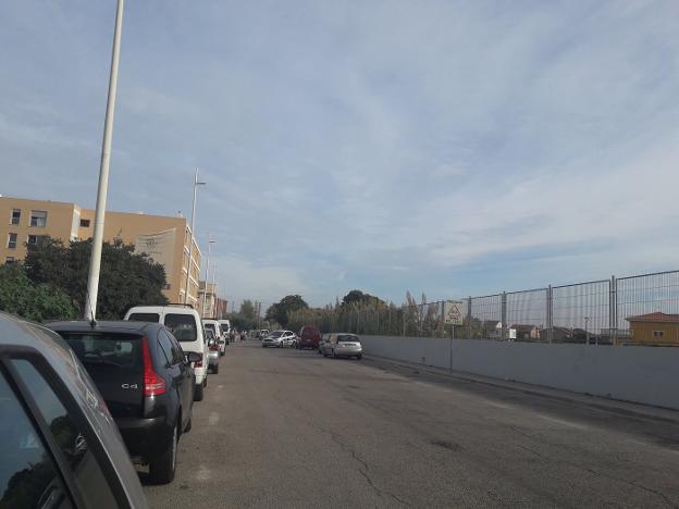 Un coche de la Policía Local bloquea ayer el paso en la calle Perú, lugar de la reyerta. / r. escrihuela