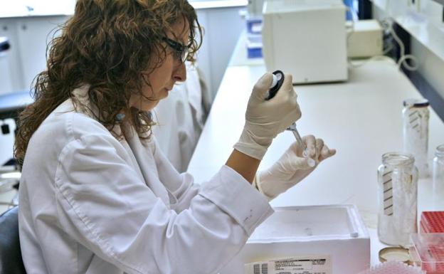 Una investigadora de la empresa Oryzon./Xavier Bertral (Efe)
