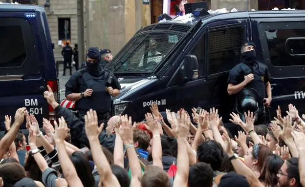 El Gobierno manda al Ejército para dar apoyo logístico a los policías desplegados en Cataluña Policia-barcelona-manifestacion-k5gB-U40948244299NvB-624x385@RC