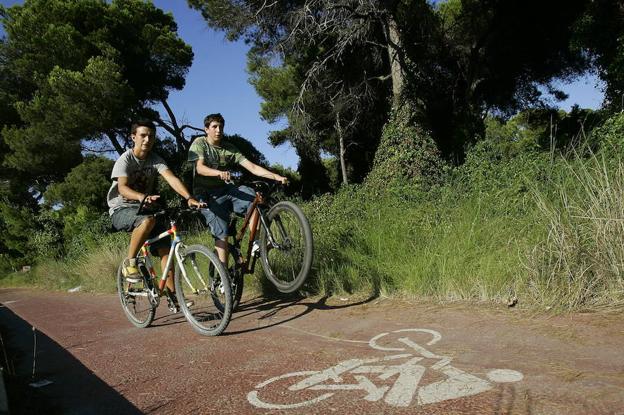 Dos ciclistas circulan de forma correcta en El Saler./J. Signes