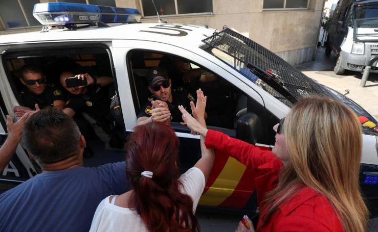 Fotos de los policías nacionales abandonando la localidad catalana de Pineda del Mar