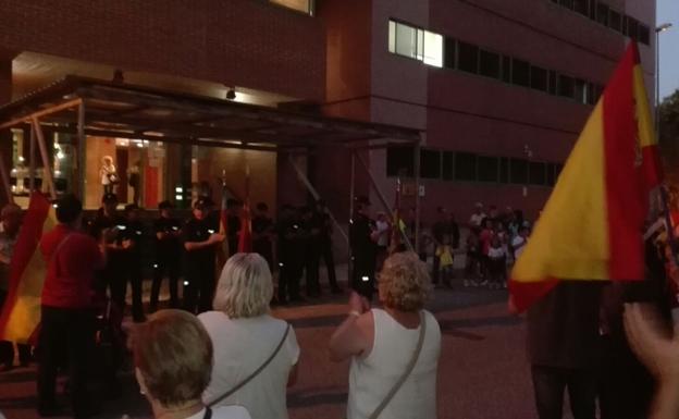 Los vecinos aplauden a la Policia Nacional. /LP