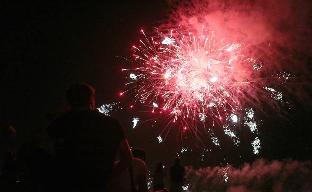 Un colorido castillo de fuegos artificiales.