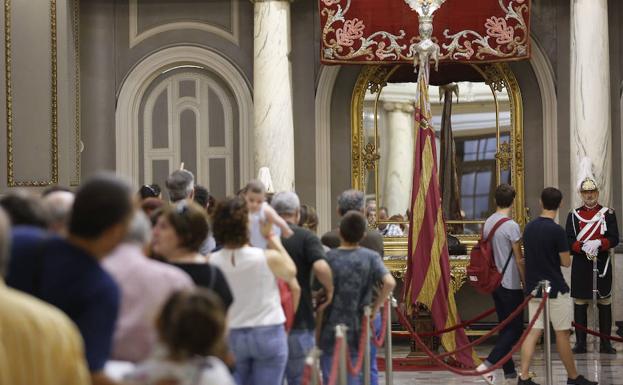 Varios valencianos, junto a la Senyera. /Jesús Signes