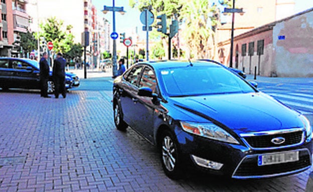 Uno de los coches oficiales del Ayuntamiento de Valencia, en una imagen de archivo./LP