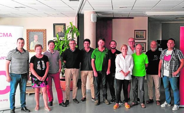 Los productores de vino y organizadores tras la reunión. /LP