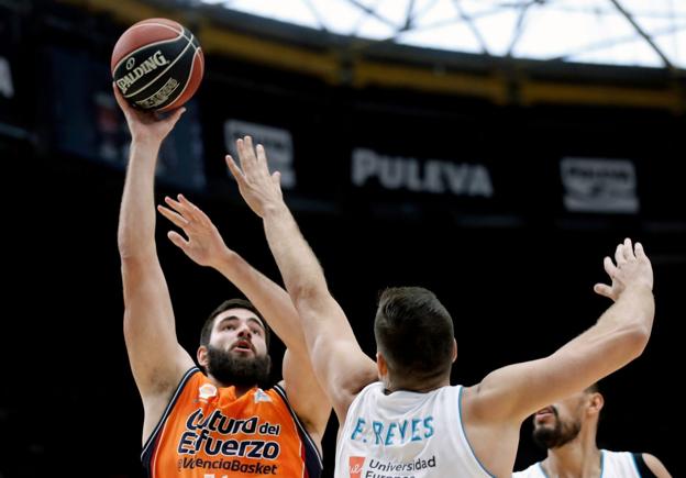Dubjlevic lanza a canasta ante Reyes en el partido del domingo en la Fonteta. / EFE/Juan Carlos Cárdenas