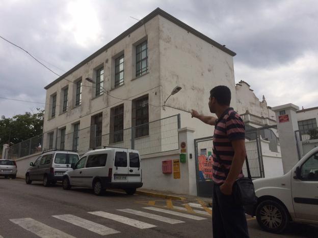 El alcalde de La Font, Pablo Puig, muestra los daños en la fachada del Francesc Carròs. / ó. de la dueña