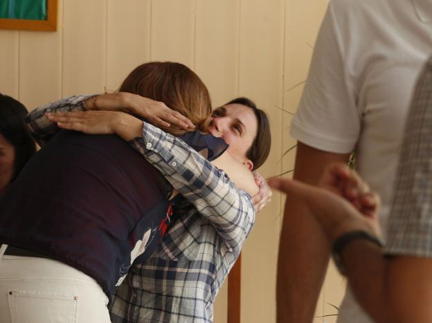 Dos trabajadoras del centro de Segorbe se abrazan tras una rueda de prensa por el cierre. / jesús signes