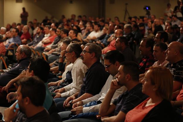 Asamblea de presidentes celebrada anoche en el Palau de la Música. / jesús signes