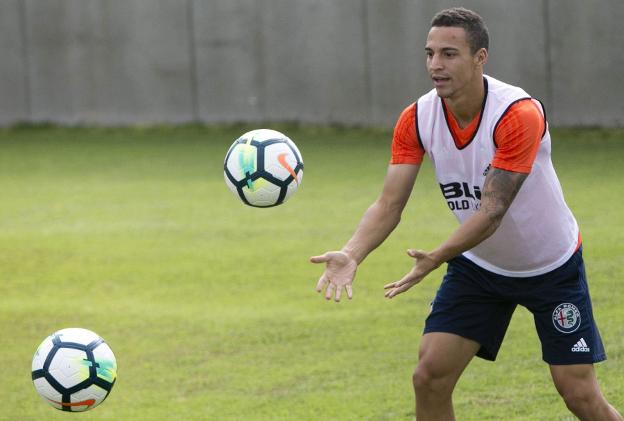 Rodrigo lanza el balón. / damián torres