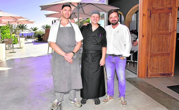 El hostelero José Vicente Llobell Mañet junto a los responsables de la cocina del restaurante. /J. Iglesias