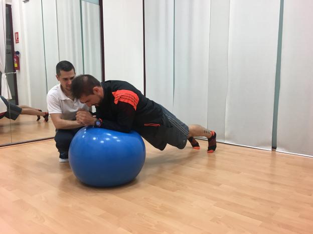 Desde el colegio. Rubén Guijarro, que conoce a Soro III desde los cinco años, le observa cómo realiza un ejercicio en el gimnasio. / lp