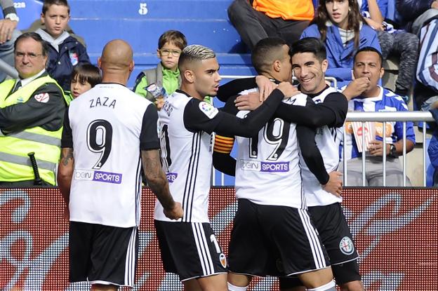 Zaza, Andreas, Rodrigo y Soler celebran el segundo tanto del Valencia. / AFP PHOTO/ANDER GILLENEA