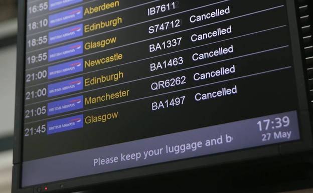 Pantalla de vuelos en el aeropuerto de Londres./Afp