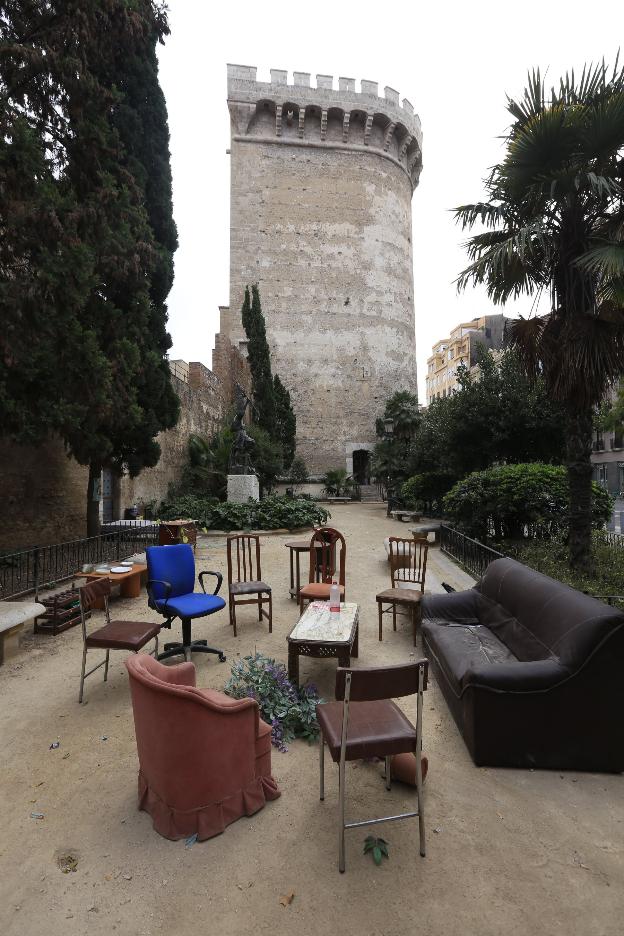 Sala de reunión para indigentes a los pies de una de las torres y en pleno espacio protegido. / m. molines
