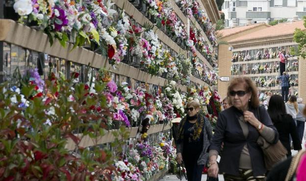 Visitantes en el Cementerio General. / damián torres