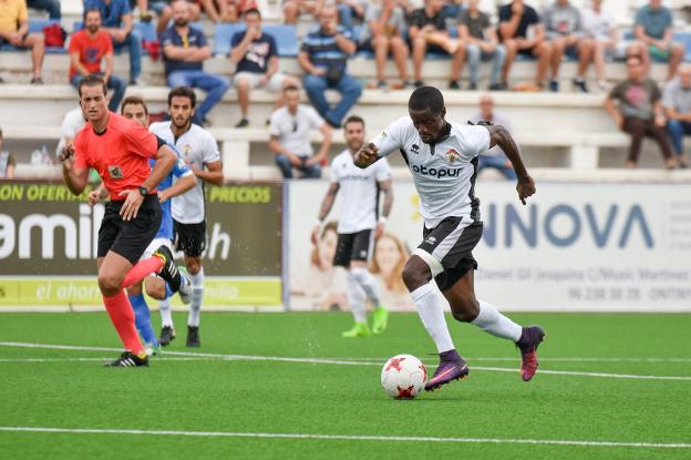 Un jugador del Ontinyent conduce el balón. / alberto castaño