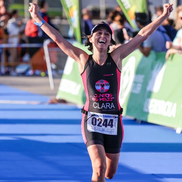 Clara celebra la entrada a meta en una carrera. / LP