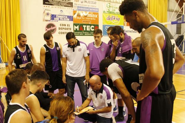 El técnico Víctor Rubio da instrucciones a sus jugadores en un partido de pretemporada. / bàsquet gandia