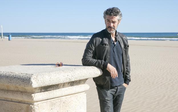 El actor Leonardo Sbaraglia, ayer en la playa de la Malvarrosa. / damián torres