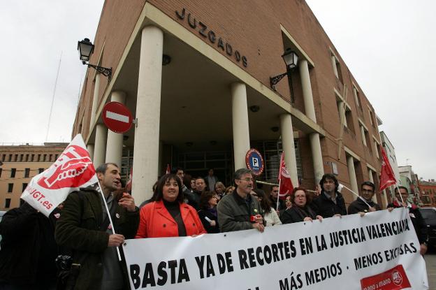 Una protesta por la mejora de las instalaciones judiciales a la puerta del juzgado de Alzira. / lp