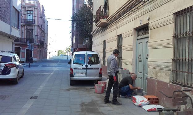 Tapiado de la finca en la calle de la Reina con Amparo Guillem. / lp