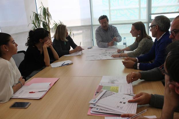 La reunión mantenida con el responsable de Urbanismo. / lp
