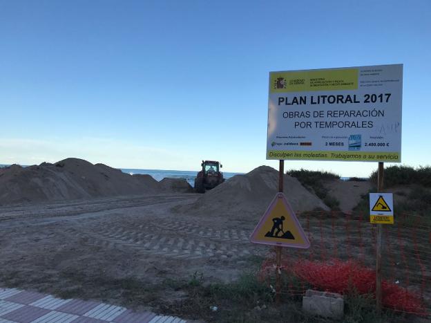 Un tractor accede a la playa de la Goleta de Tavernes para depositar la arena. / c. gimeno