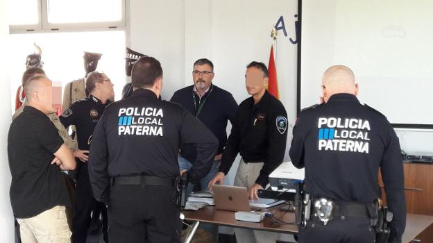 Curso en el que han participado los 102 agentes de la Policía Local de Paterna para utilizar estos dispositivos de seguridad. / lp