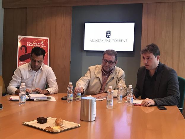 El alcalde, Jesús Ros, junto a los concejales Andrés Campos y Alfred Costa. / lp