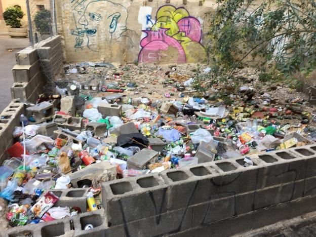 Un solar repleto de basura en la calle Balmes. /LP
