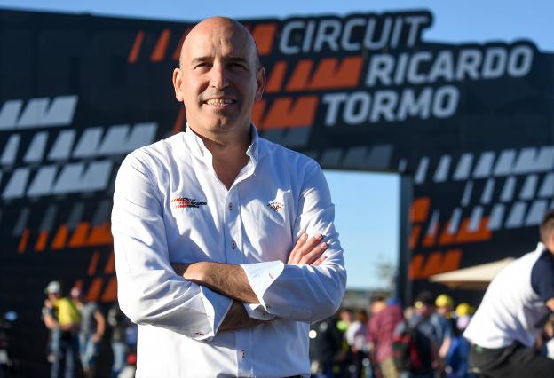 Gonzalo Gobert, ayer a la entrada del paddock del Circuit de Cheste. / circuit ricardo tormo