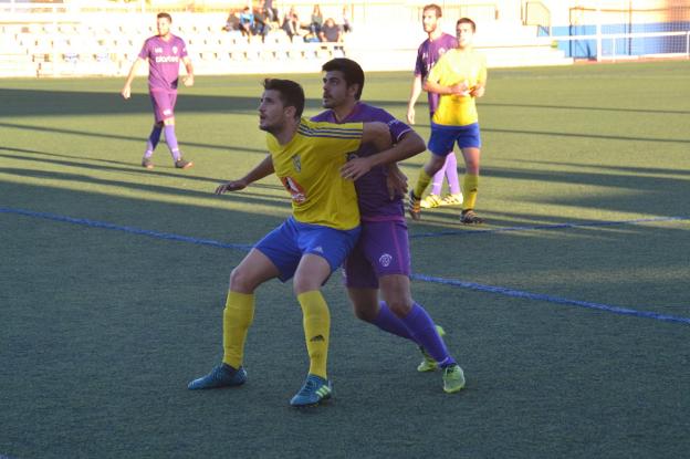 Sergio Poveda tratando de proteger el balón. / J. Zamora