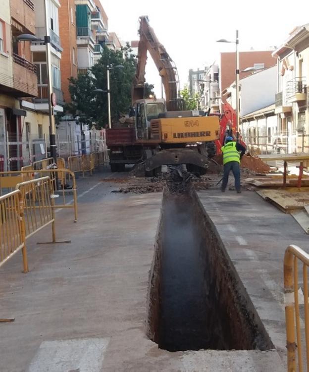 Una de las obras de Aigües de l'Horta. / lp