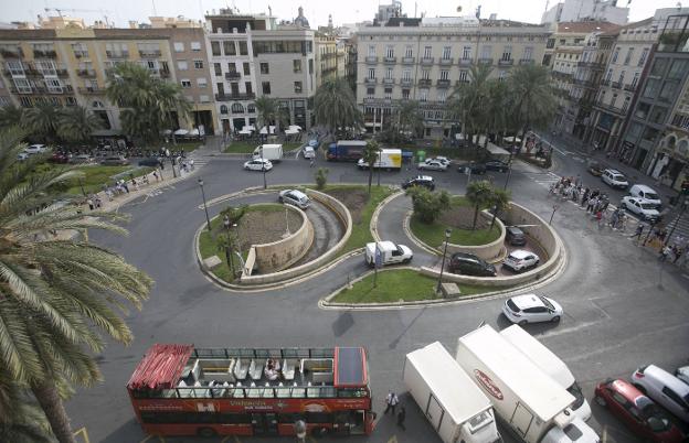 Plaza de la Reina, una de las que están pendientes de reurbanización. / damián torres