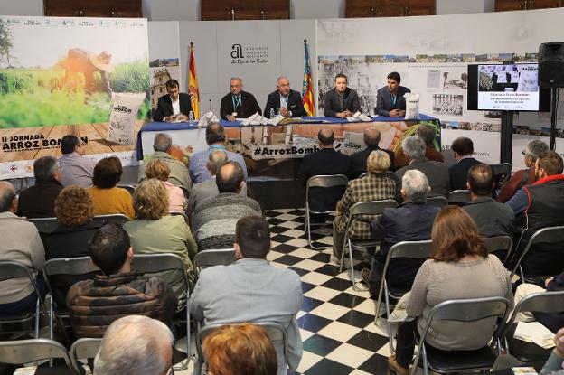 El cocinero pegolino Evarist Miralles, el chef Kiko Moya y el productor Vicent Dominguis durante la presentación de ayer. / LP