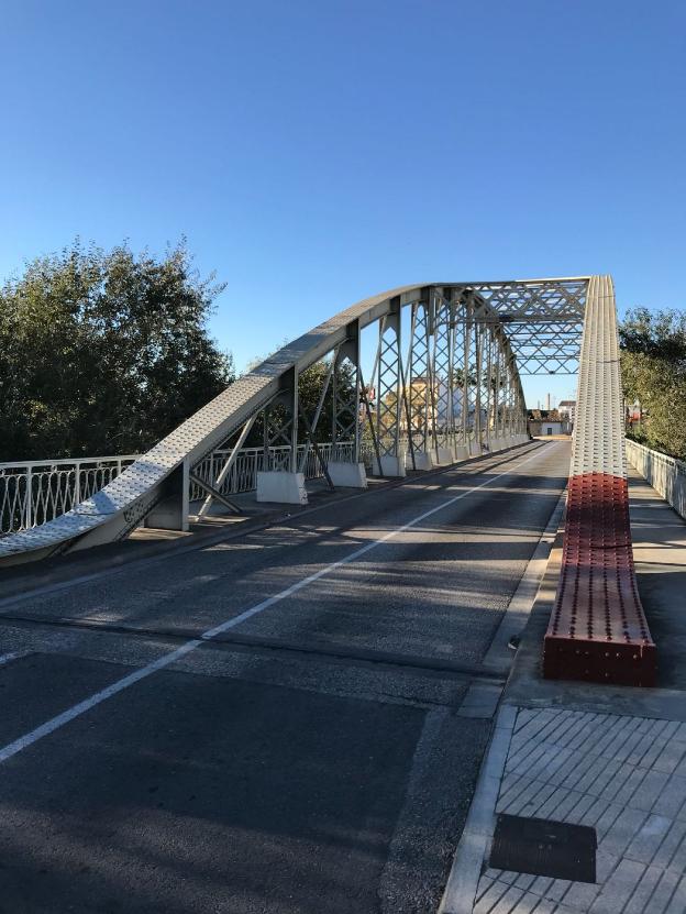 Estado actual del puente de hierro antes de que continúe el pintado. / lp