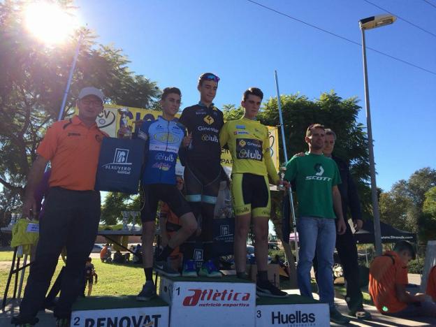 Miguel Solera, en lo más alto del podio tras la carrera de Alzira. / lp