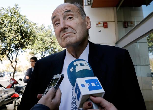 Roca a su llegada ayer al Colegio de Abogados. / efe