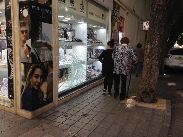 El escaparate tras el robo. / R. g.