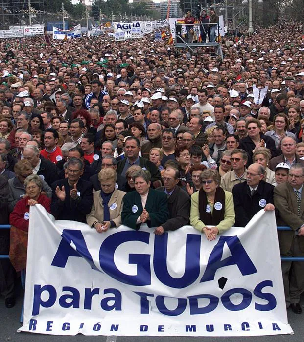 Vista de la manifestación de marzo de 2003 en Valencia. /Roberto Millán
