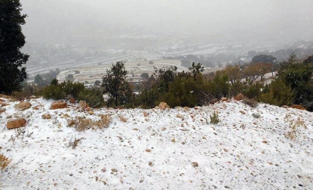 La nieve cuajó ayer en los alrededores de Ademuz, a unos mil metros de altura. / @Preven_IIFF_CV